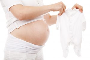 Rozstępy po ciąży – jak je usunąć? Usuwanie blizn i rozstępów