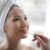 Niezawodne triki do makijażu: jak wykonać perfekcyjny cat-eye lub czerwoną szminkę
